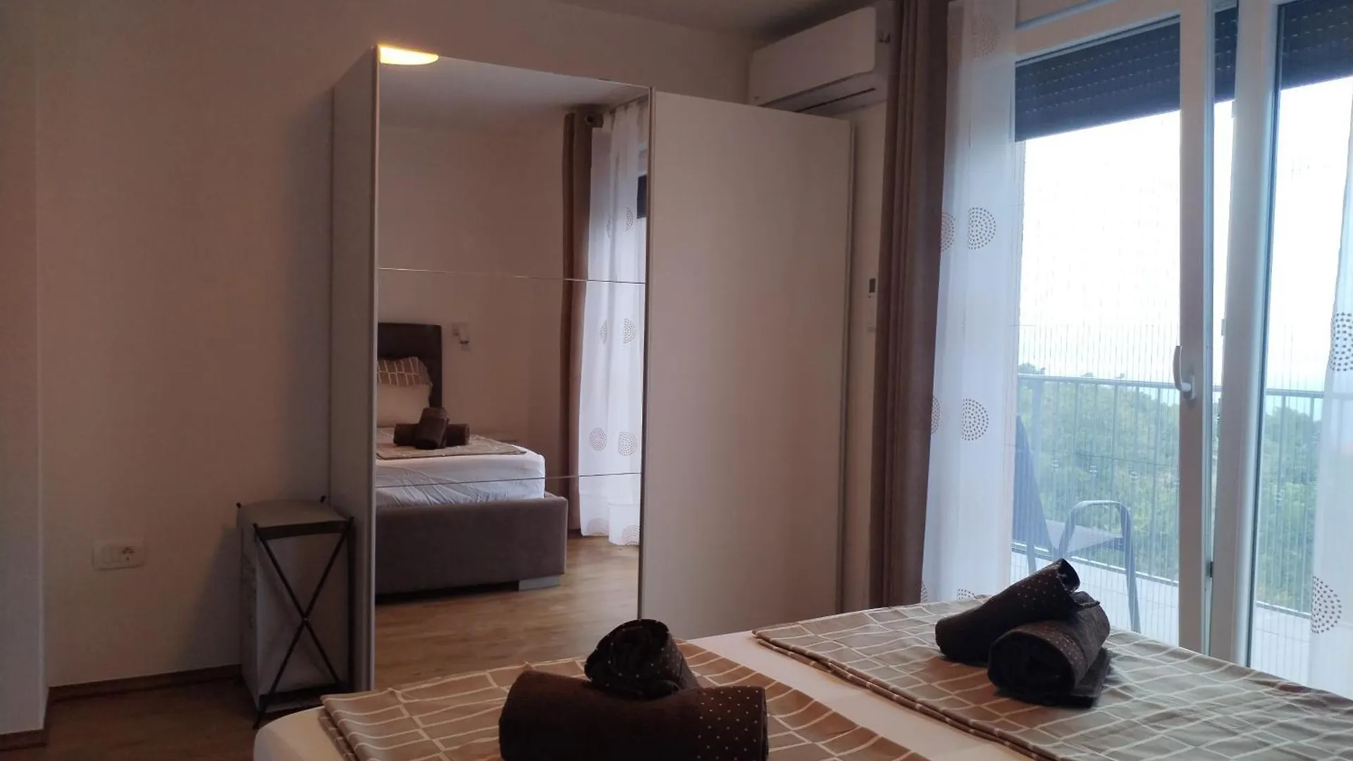 Holiday House Jovich ile iletişim